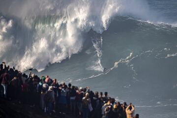 Miles de fanáticos llegaron a la costa portuguesa de Nazaré para ver como los mejores surfistas del mundo desafían olas de hasta 25 metros.