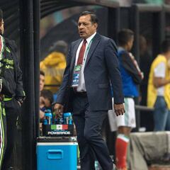 Pompilio Paéz pide enfrentar a potencias de cara al Mundial