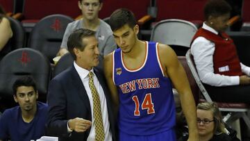 Willy Hernangomez recibe las instrucciones de Jeff Hornacek.