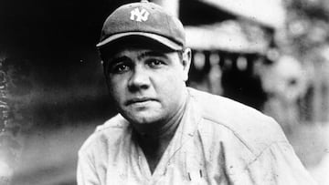 George Herman Ruth, mejor conocido como Babe, cambió la historia del béisbol. Sus 714 cuadrangulares a lo largo de su carrera lo hicieron uno de los mejores bateadores de la historia. ‘El Bambino de Oro’ dejó establecidos 56 récords de bateo, aunque lo más importante fue que  ganó siete Series Mundiales entre 1915 y 1932. Su traspaso a los Yankees de Nueva York desde los Medias Rojas de Boston fue muy polémico, al grado de que hizo famosa la ‘Maldición del Bambino’ en la que aseguraba que los Red Sox no volverían a ganar la Serie Mundial, “maldición” que se cumplió durante 84 años.