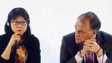 La presidenta del Valencia, Lay Hoon Chan, y el presidente de la Liga, Javier Tebas, durante el coloquio por la igualdad de género organizado por el club valencianista y ONU Mujeres.