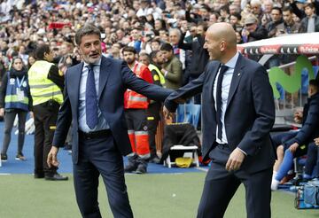 Coaches Míchel and Zinedine Zidane shake hands.