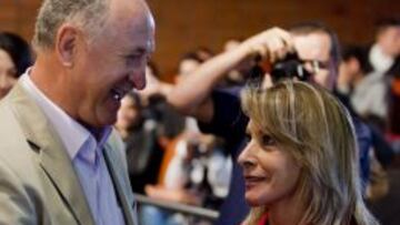 Scolari conversa con Regina Brandao.