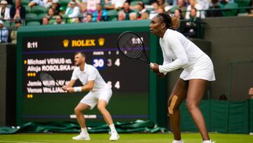 LONDON, ENGLAND - JULY 01: Venus Williams of the United States and Jamie Murray of Great Britain in action against Alicja Rosolska of Poland & Michael Venus of New Zealand in their first round mixed doubles match during Day Five of The Championships Wimbledon 2022 at All England Lawn Tennis and Croquet Club on July 01, 2022 in London, England (Photo by Robert Prange/Getty Images)