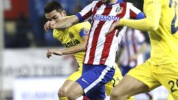 El centrocampista del Atlético de Madrid, Gabi Fernández, recibe una falta ante el Villarreal.