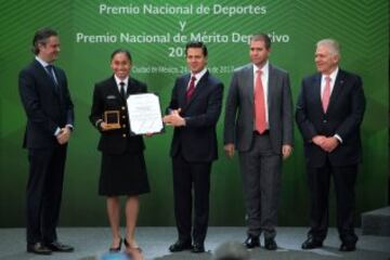 La marchista Guadalupe González presume su reconocimiento al lado del presidente Enrique Peña Nieto, el presidente de la Conade, Alfredo Castillo, y el presidente del COM, Carlos Padilla.