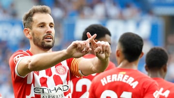 SAN SEBASTIÁN, 18/05/2025.- El delantero uruguayo del Girona Cristian Stuani celebra el primer gol de su equipo durante el partido de LaLiga entre la Real Sociedad y el Girona, este domingo en el estadio Reale Arena. EFE/ Javier Etxezarreta