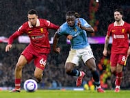 Trent Alexander-Arnold intenta frenar a Jérémy Doku.