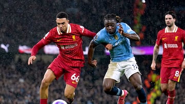 Trent Alexander-Arnold intenta frenar a Jérémy Doku.