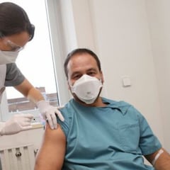 ¿Cuándo me toca recibir la vacuna en España?: grupos y etapas de vacunación