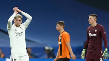 MADRID, 05/10/2022.- El centrocampista del Real Madrid Federico Valverde (i), al término del partido de Liga de Campeones ante el Shakhtar Donetsk disputado este miércoles en el estadio Santiago Bernabéu, en Madrid. EFE/Rodrigo Jiménez
