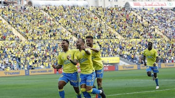 1-0. Jonathan Viera celebra el primer gol con Jesé y Pejiño.