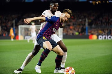 Un caso especialmente delicado y que supondría en principio también la marcha de Ernesto Valverde sería la venta de Ivan Rakitic con el único objetivo de hacer caja para afrontar otras operaciones. Decimos que implicaría la marcha del entrenador porque estamos hablando del jugador más utilizado por el técnico extremeño desde que dirige la nave blaugrana, por lo que difícilmente aceptaría prescindir de él en caso de continuar al frente del Barcelona.

