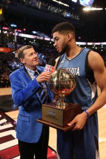 Craig Sager entrevista a Karl-Anthony Towns en el All-Star de este año en Toronto.