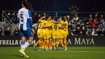 Jugadoras del Barça celebran un gol ante el Espanyol.