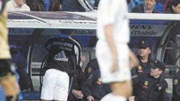 <b>MAL GESTO. </b>Ronaldo se enfadó con los tres aficionados que le insultaron cuando fue cambiado.