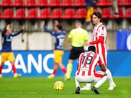 09-03-26. OTERO Y GASPAR LAMENTAN EL GOL DEL ANDORRA EN LOS MINUTOS FINALES DEL PARTIDO.