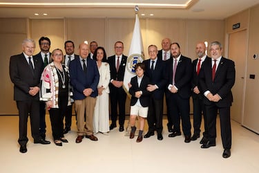 El Paso Blanco de Lorca entrega al Madrid una gran bandera bordada a mano