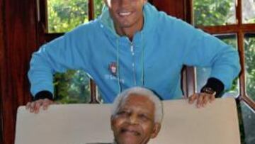 <b>JUNTOS. </b>Cristiano y Mandela, con una camiseta de Portugal.