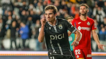 BURGOS, 18/12/2025.- El centrocampista del Burgos Íñigo Córdoba celebra su gol, el segundo gol de su equipo, durante el partido de los dieciseisavos de final de la Copa del Rey que Burgos CF y Getafe CF disputan este jueves en el estadio municipal de El Plantío, en Burgos. EFE/Santi Otero