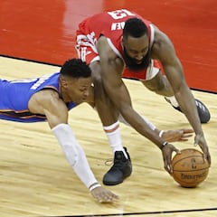 Westbrook defiende a Harden y OKC se carga a otro favorito