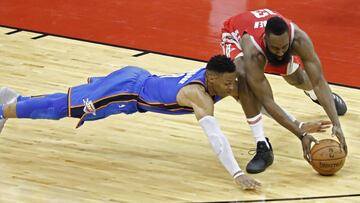 LWS106. Houston (United States), 07/04/2018.- Oklahoma City Thunder player Russell Westbrook (L) dives for a loose ball against Houston Rockets player James Harden (R) in the first half of their NBA basketball game at the Toyota Center in Houston, Texas, USA, 07 April 2018. (Baloncesto, Estados Unidos) EFE/EPA/LARRY W. SMITH SHUTTERSTOCK OUT