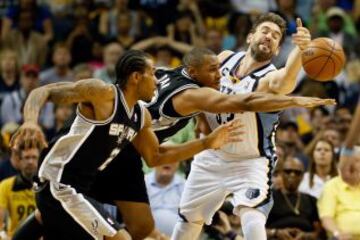 Kawhi Leonard y Boris Diaw de los San Antonio Spurs van tras la pelota contra Marc Gasolde los Grizzlies de Memphis en el cuarto partido de las Finales de la Conferencia Oeste.