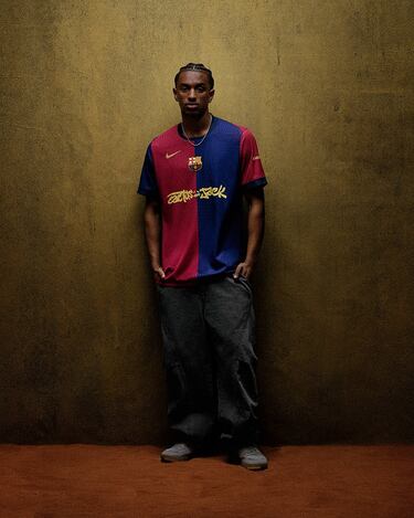 Alejandro Balde con la nueva camiseta del Fútbol Club Barcelona que lucirá durante el Clásico del  el próximo 11 de mayo.