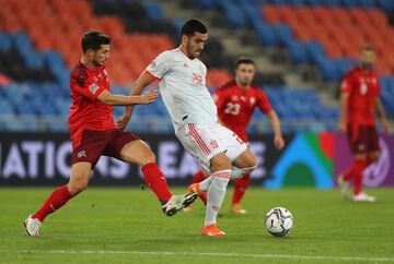 Mikel Merino y  Remo Freuler.