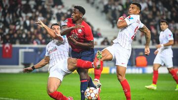 Rekik y Diego Carlos pugnan con David.