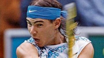 <b>ENCHUFADO. </b>Nadal imprime velocidad a la bola con el revés.