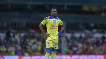 Julián Quiñones en un partido con el América.