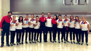 La selección española femenina de fútbol playa con la medalla de oro.