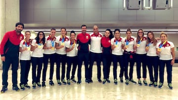 La selecci&oacute;n espa&ntilde;ola femenina de f&uacute;tbol playa con la medalla de oro.