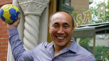 <b>EN CASA JUAN. </b>Dujsebaev atendió a AS en Casa Juan junto a Luismi López, director general del Atleti.