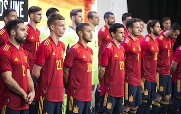 Spain players model the new shirt which the team will wear at next year's Euro 2020 today in the Luis Aragonés room in Las Rozas.