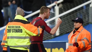 Chris Brunt, jugador del West Bromwich Albion, reaccionó así tras recibir un monedazo por parte de los hinchas de su equipo tras perder en la FA Cup ante el Reading.