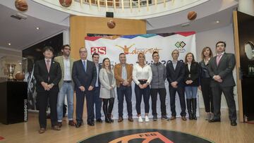 Lydia Valent&iacute;n posa en la foto de familia del I Foro Camino a Tokio 2020 e de Fundal, Patrocina un Deportista y AS.