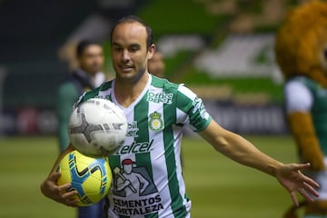 El máximo goleador de Estados Unidos fue presentado oficialmente como nuevo refuerzo del conjunto esmeralda para el Torneo Clausura 2018.