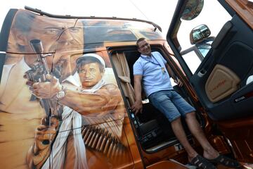 El conductor de camión francés Sebastien Desroches posa en su Scania V8 580 Hp pintado como homenaje al actor francés Jean-Paul Belmondo durante un concurso de camiones decorados.