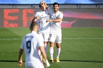 Real Madrid 3-0 Huesca | Potente disparo cruzado de Fede Valverde tras recibir un bal¨®n colgado de Benzema. El portero del Huesca no pudo hacer nada para evitar el tercero.