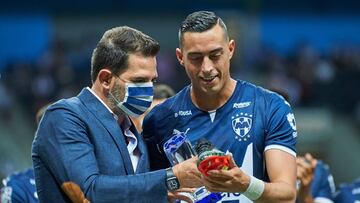 Duilio Davino (izq) y Rogelio Funes Mori (der) durante uan ceremonia de premiación