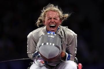 Kinga Drozdz, del equipo de Polonia, reacciona tras vencer a Eva Andrea Hajmasi, del equipo de Hungría, durante la semifinal de sable femenino categoría A. 