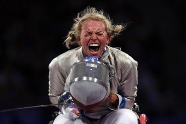 Kinga Drozdz, del equipo de Polonia, reacciona tras vencer a Eva Andrea Hajmasi, del equipo de Hungría, durante la semifinal de sable femenino categoría A. 