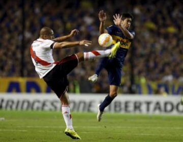 Pablo Perez (R) of Boca Juniors is challenged by Jonatan Maidana of River Plate during their Copa Libertadores soccer match in Buenos Aires, Argentina, May 14, 2015.  REUTERS/Enrique Marcarian 