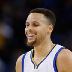 Curry supera los 300 triples en su 12º partido de al menos 40