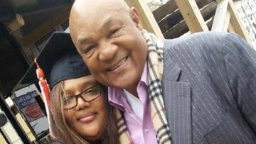 El mítico exboxeador estadounidense George Foreman con su hija Freeda el día de la graduación de ella.