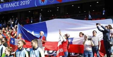 El animado banderazo chileno que sorprendió a París