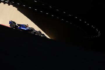 El Williams FW-46 de Carlos Sainz sobre el asfalto del circuito de Yas Marina.