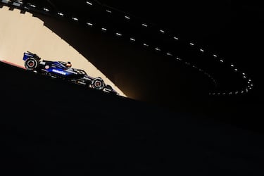 El Williams FW-46 de Carlos Sainz sobre el asfalto del circuito de Yas Marina.